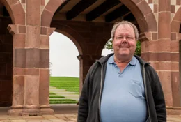 Dr. Hermann Schefers, Leiter Weltkulturerbe Kloster Lorsch, vor der Torhalle.