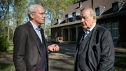Die beiden privaten Ermittler Wilsberg (Leonard Lansink, r.) und sein englisches Pendant John Cross (August Zirner, l.) diskutieren dar&uuml;ber, ob sie ein englisch-deutsches oder deutsch-englisches Ermittlerteam sind.