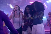 l-r: Leah McNamara als Tara, Yasmin Monet Prince als Ruth, Vivian Oparah als Stink