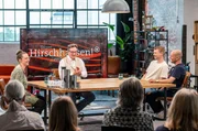 Eckart von Hirschhausen (2.v.l.) im Gespr&auml;ch mit seinen G&auml;sten Olli P. (r.) und Sohn Ilias (2.v.r.), Janina Bielefeldt (l.).
