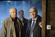 Der Alte: Die Kommissare Rolf Herzog (Walter Kreye), Werner Riedmann (Markus Böttcher) und Gerd Heymann (Michael Ande) werden spät in der Nacht zu einem abgelegenen Tatort am Waldrand gerufen. Der Alte: Die Kommissare Rolf Herzog (Walter Kreye), Werner Riedmann (Markus Böttcher) und Gerd Heymann (Michael Ande) werden spät in der Nacht zu einem abgelegenen Tatort am Waldrand gerufen.
