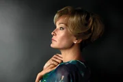 (1. Staffel) - Die geheimnisvolle Constance (Jessica Lange) ist eine Frau von Welt, die nach Los Angeles zog, um Schauspielerin zu werden ...