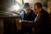 Wurde die Immobilienmaklerin Eva Reich Opfer eine Stromfalle? Johannes Sonntag (Matthias Klimsa, r.) und Herr Bredow (Dietmar Huhn, l.) untersuchen den Sicherungskasten.