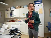 Kristina Schöning (Paula Schramm) findet zufällig im leeren Schwesternzimmer die Handtasche und das Portemonnaie von Dr. Kathrin Globisch. Kathrin wollte sich endlich einmal etwas gönnen und ein schickes Designerkleid kaufen. Als Kristina sieht, wie viel Geld in der Börse ist, nimmt sie es im Affekt heraus und verschwindet damit. Kristina Schöning (Paula Schramm) findet zufällig im leeren Schwesternzimmer die Handtasche und das Portemonnaie von Dr. Kathrin Globisch. Kathrin wollte sich endlich einmal etwas gönnen und ein schickes Designerkleid kaufen. Als Kristina sieht, wie viel Geld in der Börse ist, nimmt sie es im Affekt heraus und verschwindet damit.