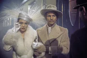 Graf Andrenyi (Michael York) und seine Frau (Jacqueline Bisset) besteigen elegant gekleidet den &bdquo;Orient-Express&ldquo;.