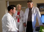 Dr. Philipp Brentanos (Thomas Koch, li.) Patient beobachtet an sich einen zunehmend geistigen Verfall. F&uuml;r den ehemaligen Schachprofi kann es Schlimmeres nicht geben. Brentano vermutet, dass es sich auch um einen operablen Normaldruckhydrozephalus handeln k&ouml;nnte. Doch nach der OP hat auch Brentano Zweifel, da sich der Zustand von Kurt Niehaus nicht gebessert hat. Er bittet Dr. Kathrin Globisch (Andrea Kathrin Loewig, mi.) und Dr. Roland Heilmann (Thomas R&uuml;hmann, re.) um Rat.