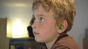 Constantin mit acht Jahren. Damals, 2009, hatte er nur einen Wunsch: ein ganz normaler Junge zu sein. Doch Constantin ist taub und die Verst&auml;ndigung mit anderen Kindern war schwierig.
