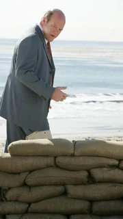 Det. Frank Tripp (Rex Linn) wird zum Strand von Miami gerufen, nachdem ein illegaler Fl&uuml;chtling aus Kuba auf eine Mine getreten ist und dabei get&ouml;tet wurde.