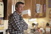 Mike (Neil Flynn) will seine Familie zur "coolsten Familie" der Nachbarschaft machen und schafft sich deshalb einen Billardtisch an ...