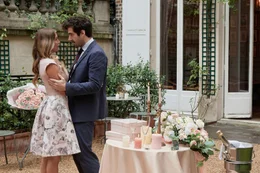 Anna Bowman (Alexa PenaVega) und Sebastian Laurent (Nicholas Bishop) sind wegen eines Deals in Paris.  +++ Die Verwendung des sendungsbezogenen Materials ist nur mit dem Hinweis und Verlinkung auf RTL+ gestattet. +++