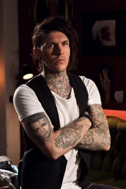 (3. Staffel) - Gibt sein Bestes, um verzweifelten Menschen mit einem Cover Up wieder Hoffnung zu schenken: Sketch ...