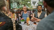 Sp&auml;ti-G&auml;ste unter sich - Von links: Luna (Maja Bons), Marianne (Eva Wei&szlig;enborn), Helmut (Torsten Michaelis), Rashid (Falilou Seck) und Konnopke (Alexander Finkenwirth).