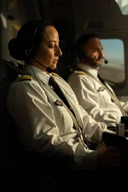 Kurz nach dem Start ersch&uuml;ttert eine pl&ouml;tzliche Explosion den Air Alg&eacute;rie-Flug 6289, und der Erste Offizier Yousif (gespielt von Maissa Houri) und Kapit&auml;n Benaouicha (gespielt von Elie Gemeal) versuchen verzweifelt, das Problem zu identifizieren, w&auml;hrend die &Uuml;berziehwarnung aktiviert wird.