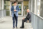 L-R: Dr. Shaun Murphy (Freddie Highmore), Dr. Aaron Glassman (Richard Schiff) L-R: Dr. Shaun Murphy (Freddie Highmore), Dr. Aaron Glassman (Richard Schiff)