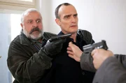 In Gefahr: Herr Bredow (Dietmar Huhn, links) und Dietmar Kuhn (Anatole Taubman, rechts).