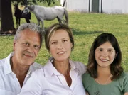 Katharina Kamp (Suzanne von Borsody, Mitte) und ihre Nichte Lara (Lara Schneider) haben Carl von Balkhausen (Peter Sattmann) ins Herz geschlossen.