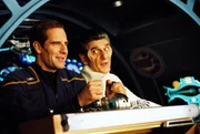 Der vissianische Captain Captain Drennik (Andreas Katsulas, r.) nimmt Jonathan Archer (Scott Bakula, l.) mit auf einen Flug in die Photosph&auml;re des Giganten.