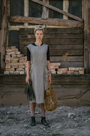 Elli G&ouml;bel (Henrike von Kuik) arbeitet als Tr&uuml;mmerfrau in zerst&ouml;rtem Dresden.