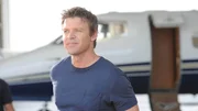 Jim (Matt Passmore) will sich in einem Flugzeughangar mit dem Ehemanns des Opfers treffen, um diesen zu befragen.