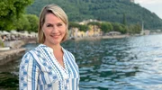 F&uuml;r &bdquo;Wundersch&ouml;n&ldquo; reist Judith Rakers kreuz und quer um den Lago, neben den touristischen Highlights ist sie aber immer auch auf der Suche nach urspr&uuml;nglichen Orten, die noch nicht touristisch &uuml;berlaufen sind. Judith Rakers am Ufer des Gardasees.