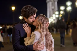 Anna Bowman (Alexa PenaVega) und Sebastian Laurent (Nicholas Bishop) m&uuml;ssen vorgeben ein Paar zu sein - und verlieben sich dabei.  +++ Die Verwendung des sendungsbezogenen Materials ist nur mit dem Hinweis und Verlinkung auf RTL+ gestattet. +++