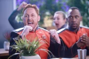(v.li.): Scott Grimes (Lt. Gordon Malloy), J Lee (Lt.Cmdr.John LaMarr).