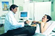 Dr. Stefan Frank (Sigmar Solbach) untersucht Ute (Justina del Corte), die Freundin seines Rechtsanwaltes Dr. Werner Schlegel. Sie ist schwanger.
