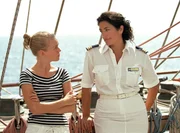 Cruisedirektorin Marlene (Christine Neubauer, re.) k&uuml;mmert sich um Stefanie (Frauke Sch&ouml;nhals), die als Praktikantin an Bord der "Royal Clipper" ihren Liebeskummer vergessen will.
