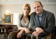 Johannes Sonntag (Matthias Klimsa, r.) will die selbstbewusste Kommissarin Diana Fabich (Nina Gn&auml;dig, l.) von Julias Unschuld &uuml;berzeugen. Doch die Beweise gegen Julia wiegen schwer &hellip;
