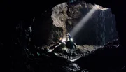 Simon (Oskar Lindquist) und Nora (Naomi Hasselberg Throsrud) finden mit Lars Hilfe Odins Schatz in einer alten Tropfsteinh&ouml;hle.