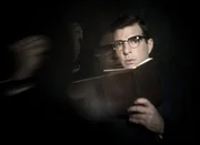 (2. Staffel) - Dr. Thredson (Zachary Quinto) ist von den brutalen Behandlungsmethoden in der Briarcliff-Nervenheilanstalt entsetzt ...