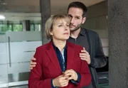 ARD HEITER BIS T&Ouml;DLICH - HAUPTSTADTREVIER, FOLGE 22, "Wissen ist Macht", am Dienstag (25.02.14) um 18:50 Uhr im ERSTEN. Maren Oswald (Isabell Tuengerthal, l.) f&uuml;hlt sich von Lehrer Pawel Hagen (Lee Rychter, r.) bedroht.