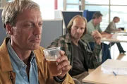 Bei einem Experiment, wie sich Alkoholkonsum auf verschiedene Menschen auswirkt, erleidet der Murnauer Journalist Peter Kiesel (Michael Preiss, l.) einen Herzstillstand. Sigi Jahn (Eisi Gulp, r.) nimmt auch an dem Versuch teil und leistet erste Hilfe ...