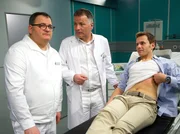 MDR Fernsehen IN ALLER FREUNDSCHAFT FOLGE 647, "Voreilige Schl&uuml;sse". Als Dr. Roland Heilmann den mit Verdacht auf stumpfes Bauchtrauma eingelieferten Medizinstudenten Mirko Wollert untersucht, stellt sich heraus, dass dessen Vater heute ein &auml;u&szlig;erst erfolgreicher Arzt ist und seinerzeit Kommilitone von Dr. Heilmann war. Wollert Junior studiert nun ebenfalls Medizin und brilliert vor Dr. Heilmann mit Fachwissen. Das ver&auml;rgert Pfleger Hans-Peter Brenner: Er kennt Mirko aus seinem Studium und ist genervt von dessen offenkundiger Arroganz.