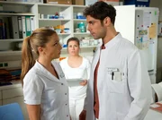 ARD/MDR IN ALLER FREUNDSCHAFT FOLGE 654, "Alte Verletzungen", am Dienstag (19.08.14) um 21:00 Uhr im ERSTEN. Schwester Julia (Sarah Tkotsch, mi.) hat Gefühle für Dr. Niklas Ahrend (Roy Peter Link, re.). Als sie erfährt, dass Niklas mal in die schöne Schwester Arzu (Arzu Bazman) verliebt war, glaubt sie nicht daran, dass er jemals Interesse an ihr haben könnte. ARD/MDR IN ALLER FREUNDSCHAFT FOLGE 654, "Alte Verletzungen", am Dienstag (19.08.14) um 21:00 Uhr im ERSTEN. Schwester Julia (Sarah Tkotsch, mi.) hat Gefühle für Dr. Niklas Ahrend (Roy Peter Link, re.). Als sie erfährt, dass Niklas mal in die schöne Schwester Arzu (Arzu Bazman) verliebt war, glaubt sie nicht daran, dass er jemals Interesse an ihr haben könnte.