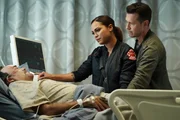 Chicago Fire Staffel 6 Folge 7 Am Krankenbett: Daniel Zacapa als Ramon Dawson, Monica Raymund als Gabriela Dawson, Jon Seda als Antonio Dawson