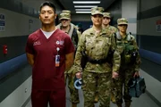 Er kommt dem Milit&auml;r in die Quere: Brian Tee als Dr. Ethan Choi (l.)