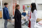Die &Auml;rztin Dr. Leyla Sahin (Pegah Ferydoni, r.) bittet Vera Lanz (Katharina B&ouml;hm, M.) und Korbinian Kirchner (Jonathan Hutter, l.), das Krankenhaus zu verlassen und die Befragung des Patienten Florian Blanke (Leon Blaschke, 2.v.r.) zu unterlassen.
