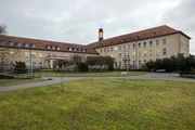 Die Landklinik Wriezen in Märkisch-Oderland, nahe der polnischen Grenze, ist für viele Menschen die einzige medizinische Anlaufstelle in der Region. Die Landklinik Wriezen in Märkisch-Oderland, nahe der polnischen Grenze, ist für viele Menschen die einzige medizinische Anlaufstelle in der Region.