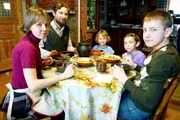 Familie Leontjew am Mittagstisch. v.l.: Elena, Roman, Sonja, Anja und Sascha Familie Leontjew am Mittagstisch. v.l.: Elena, Roman, Sonja, Anja und Sascha