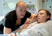 Mike Boll (Martin Laue, l.) schw&ouml;rt verzweifelt Rache, als seine Freundin Doreen (Isabel Bongard, r.) wegen einer schweren Sepsis notoperiert werden muss.