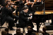 Evgeny Kissin: das Klavier-Wunder. Seiner Gestaltungskraft kann sich niemand entziehen, das klangm&auml;chtige, h&ouml;chst virtuelle Klavierkonzert Nr. 3 von Sergej Rachmaninow belebt er mit seinem Interpretations-Genie neu.