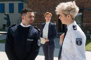 Einweihungsfeier für das Pilotprojekt "Wasserkriminaldezernat Eins der Wasserschutzpolizei Berlin - kurz Wapo: Polizeipräsidentin Alexandra Falkenbach (Marion Kracht, M.) will gerade ihre Rede halten, als Marlene Weber (Melina Borcherding, r.) Fahri Celik (Hassan Akkouch, l.) über einen Leichenfund informiert. Einweihungsfeier für das Pilotprojekt "Wasserkriminaldezernat Eins der Wasserschutzpolizei Berlin - kurz Wapo: Polizeipräsidentin Alexandra Falkenbach (Marion Kracht, M.) will gerade ihre Rede halten, als Marlene Weber (Melina Borcherding, r.) Fahri Celik (Hassan Akkouch, l.) über einen Leichenfund informiert.
