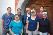 Familie Schuler-Rozzi vor ihrem Haus in Bergün (v.l.: Maurus, Ladina, Hans, Rico, Barbara, Ricardo, Sonja). Familie Schuler-Rozzi vor ihrem Haus in Bergün (v.l.: Maurus, Ladina, Hans, Rico, Barbara, Ricardo, Sonja).
