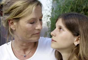 Katharina (Suzanne von Borsody, li.) k&uuml;mmert sich um ihre Nichte Lara (Lara Schneider), die ihre Eltern durch einen tragischen Unfall verloren hat.