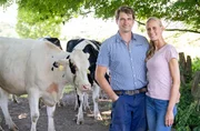 Gastgeberin Marina Dickhoven (r) betreibt gemeinsam mit ihrem Mann Martin den Milchviehhof Dickhoven in Solingen. Die beiden sind die vierte Generation auf dem Hof und versorgen rund 200 Milchk&uuml;he und 50 H&uuml;hner.