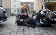 Ein Motorradfahrer schneidet den Weg von Sarah Marquardt (Alexa Maria Surholt). Als diese emp&ouml;rt aus ihrem Auto steigt, macht sie der Motorradfahrer darauf aufmerksam, dass ihre Geldb&ouml;rse auf dem Autodach liegt. Doch bevor Sarah ihre Dankbarkeit ausdr&uuml;cken kann, f&auml;llt der Mann samt Motorrad um.