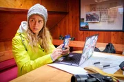 Auf dem Laptop ihres ermordeten Freundes findet Alina Friedrich (Runa Schymanski) brisante Informationen.