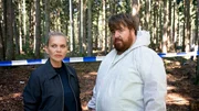 Helen Dorn (Anna Loos) und Weyer (Tristan Seith) sind bei der Spurensicherung.