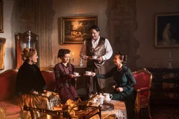 Kaffeekr&auml;nzchen mit Karlsbader Kanne: Bereits 1841 f&uuml;hrt der Hamburger Hafen 36.000 Tonnen Kaffee ein. In Berlin aber gibt es zu dieser Zeit kaum Kaffeeh&auml;user.
